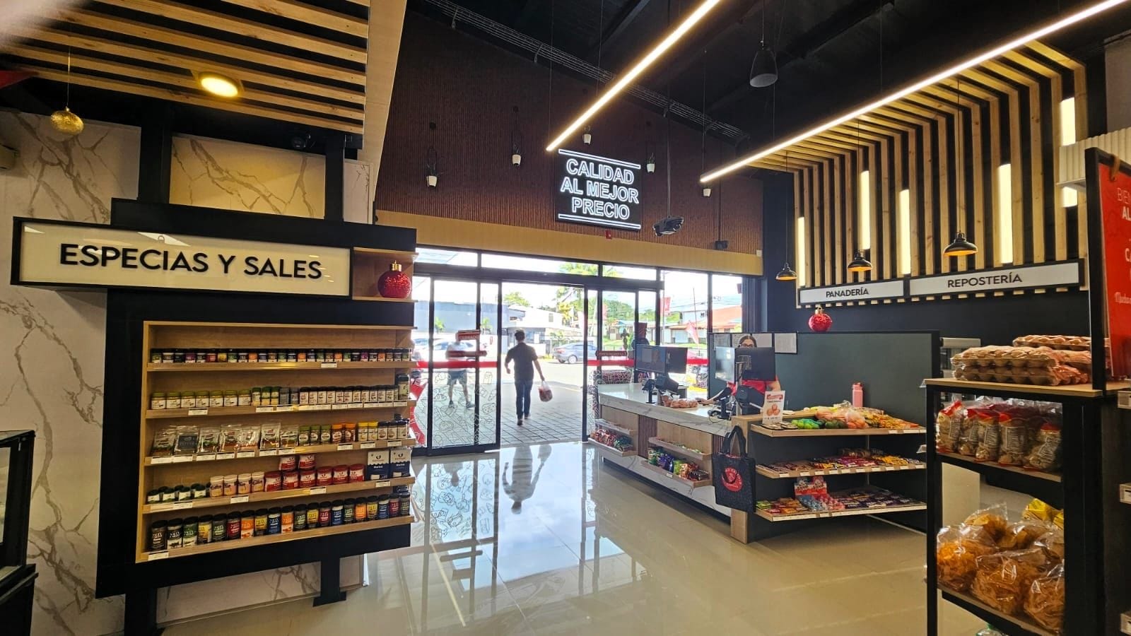 «Парящая пристенная витрина» — пример акцентной зоны в магазине