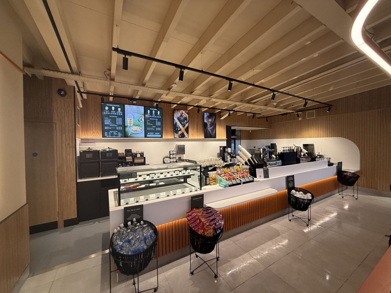 Как Starbucks управляет вниманием покупателей через цифровые меню