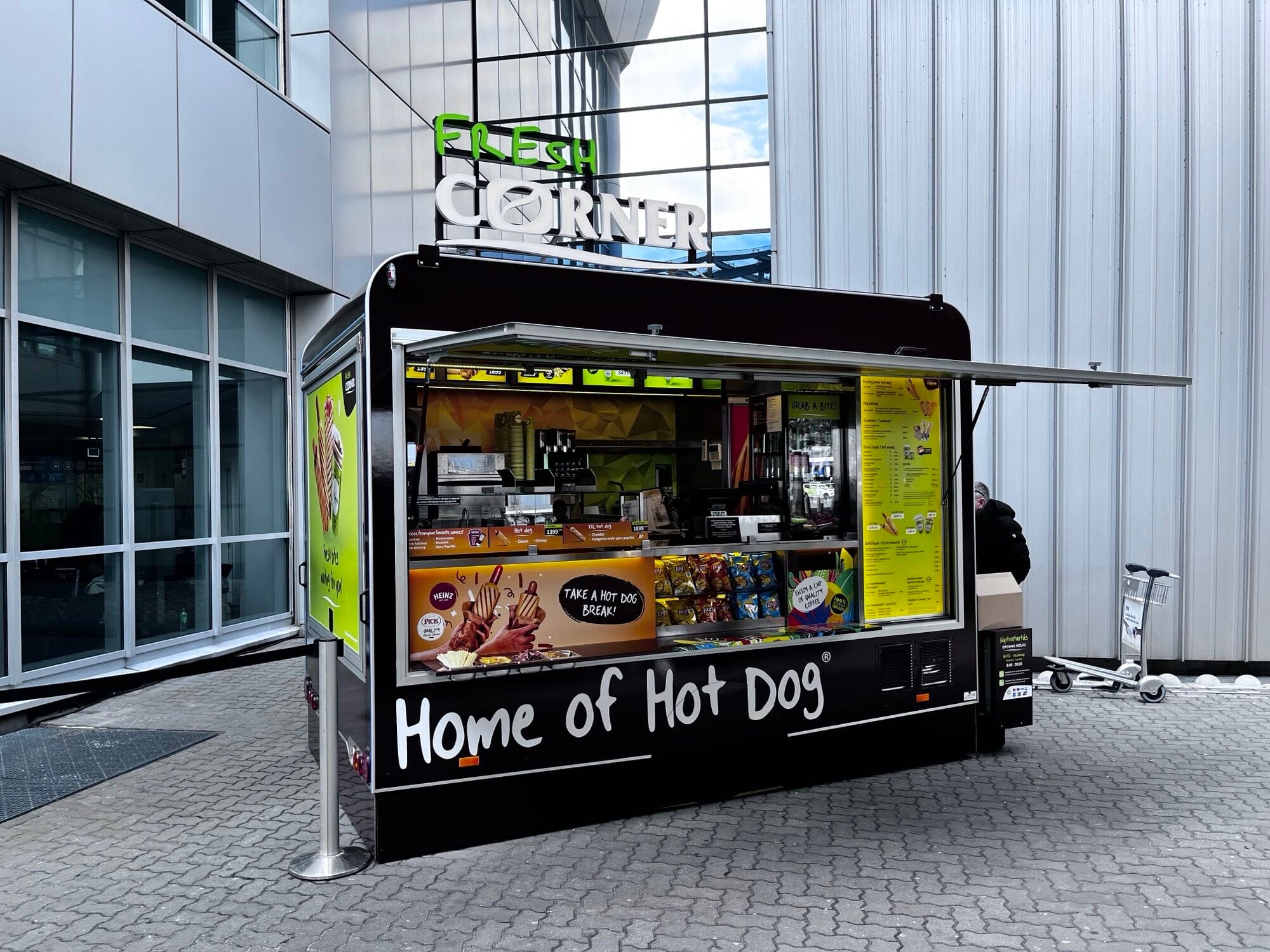 MOL открыл первую гастрономическую точку в Будапештском аэропорту