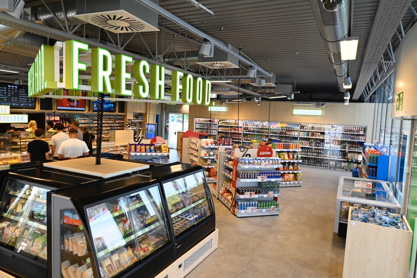 Новый магазин REWE To Go площадью около 250 м², реализован совместно с Lekkerland SE — свежая еда и кофе бариста-качества