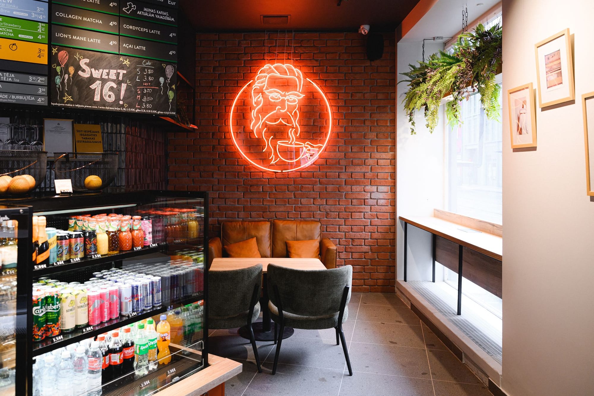 В кофейне Caffeine в Риге обыграли главное культурное наследие Латвии