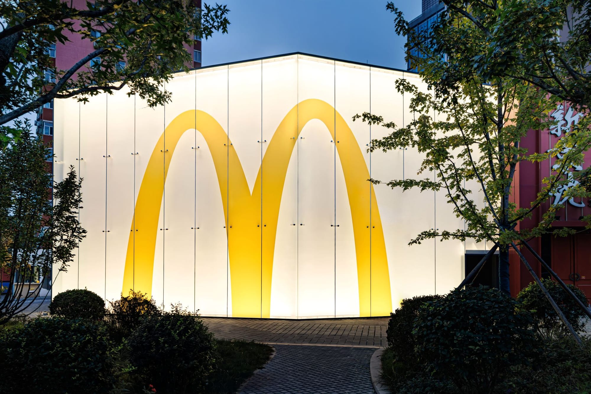 Ресторан McDonald's в Пекине стал городским фонарём