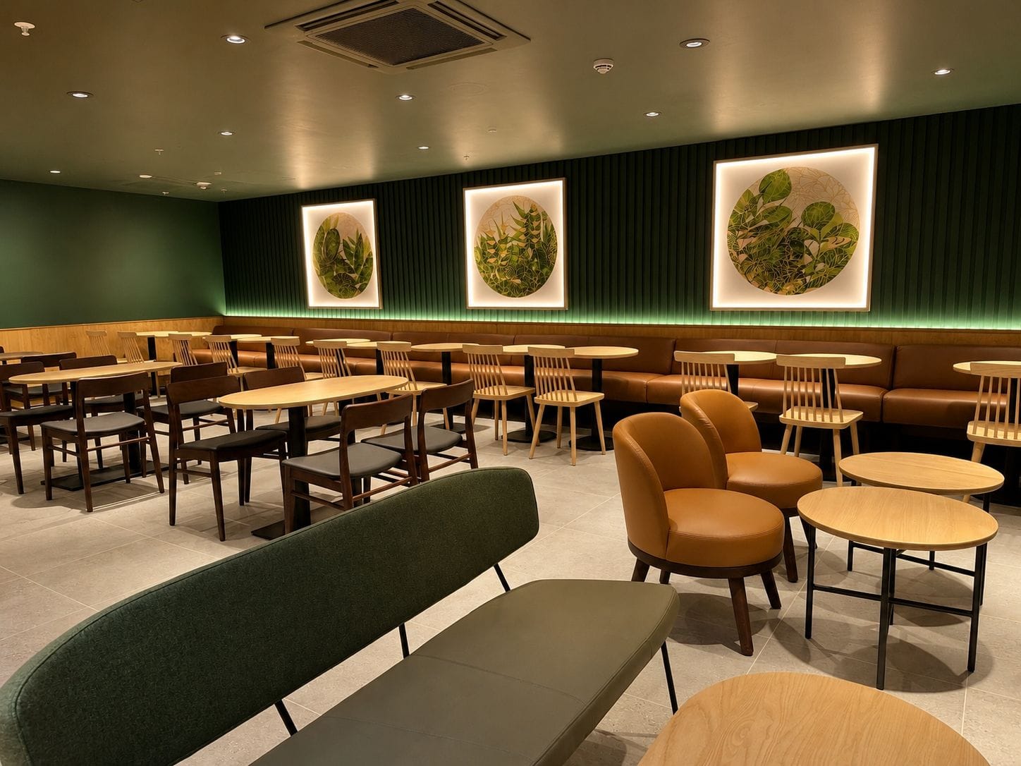 Панно как якорь посадочной зоны кофейни Starbucks