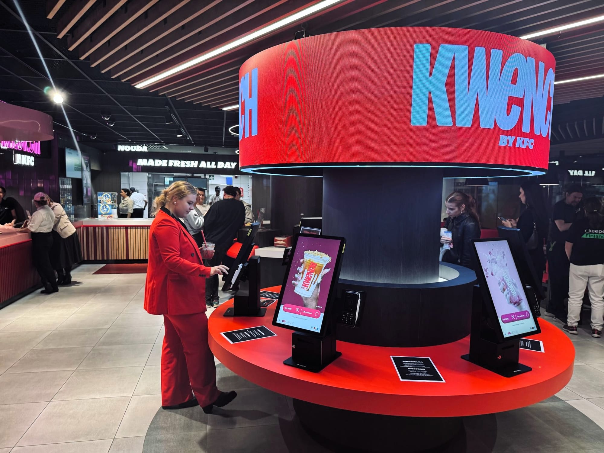 Круглый остров с киосками самообслуживания и LED-экраном в финском KFC