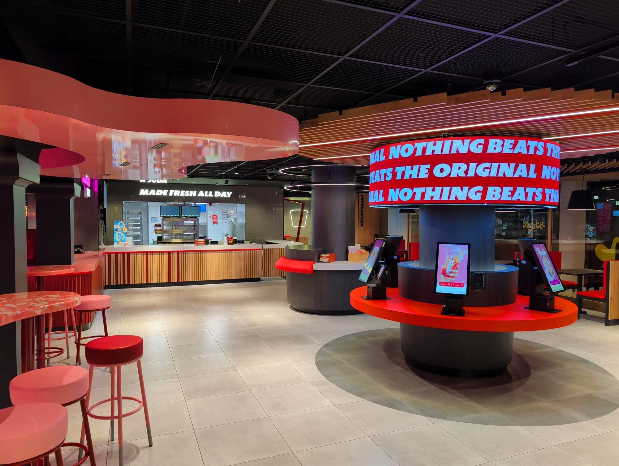 Круглый остров с киосками самообслуживания и LED-экраном в финском KFC