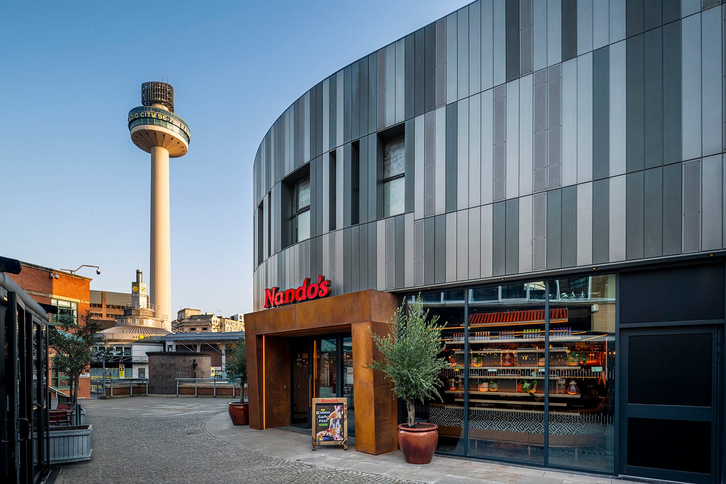 Дизайн флагманского ресторана Nando's в Ливерпуле