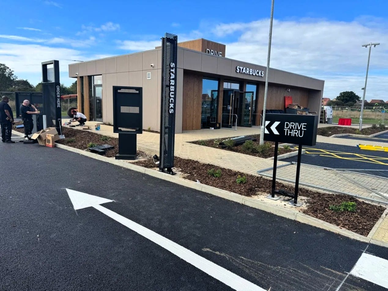 Обычное здание Starbucks с drive-through в Великобритании