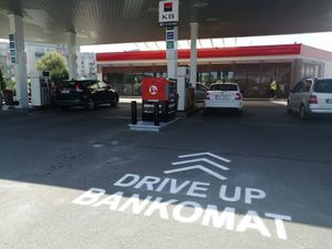 Benzina расширяет количество АЗС, где можно снимать деньги в банкомате прямо из машины