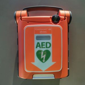 Автоматический внешний дефибриллятор на АЗС MOL в Сербии