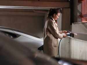 Более эффективная и надежная зарядка электромобилей с меньшим количеством зарядных устройств