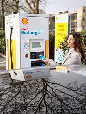 К 2025 году Tesco и Shell установят точки зарядки электромобилей в 100 магазинах в Венгрии