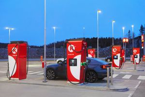 Что важно на зарядных станциях для электромобилей по мнению шведских водителей