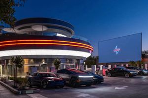 Tesla создает новые форматы мобильности через развлечения и сервис прямо из электромобиля