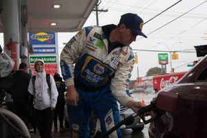 Сколько автомобилей за час может обслужить один заправщик на АЗС?