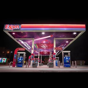 Масштабная космическая сцена на навесе АЗС