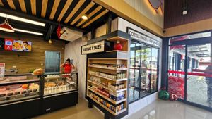 «Парящая пристенная витрина» — пример акцентной зоны в магазине