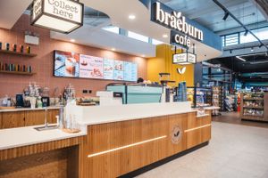 Магазин после реновации на трассовом комплексе Applegreen в Ирландии