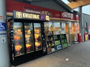 Что стоит за решением поставить цветочный автомат на АЗС Circle K в Польше