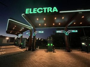 Зарядка для электромобиля Electra с футбольным счетом на табло