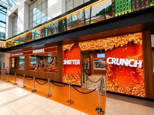 Цифровой портал на входе в новый ресторан Popeyes