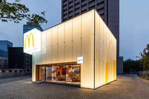 Ресторан McDonald's в Пекине стал городским фонарём