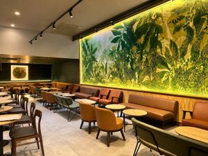 Панно как якорь посадочной зоны кофейни Starbucks