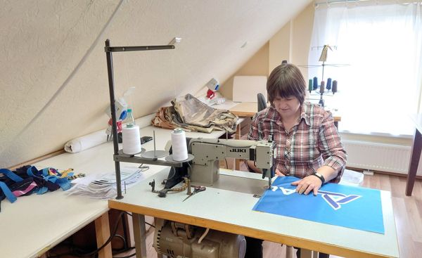 Из рекламных постеров ALEXELA делают сумки для покупок