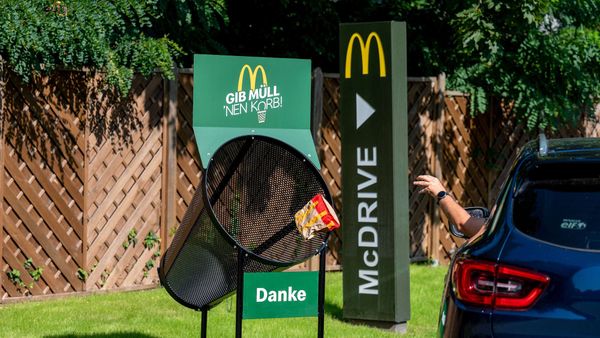 McDonald's превращает мусорные урны в баскетбольные кольца