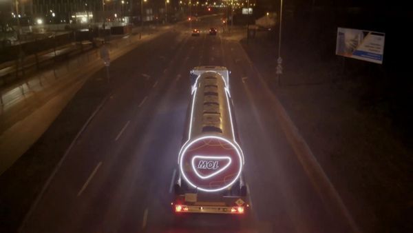 Рождественский бензовоз MOL