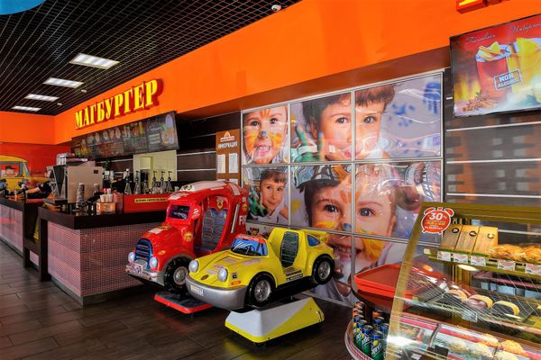 Маленькие посетители АЗС в восторге от игровых автоматов для детей