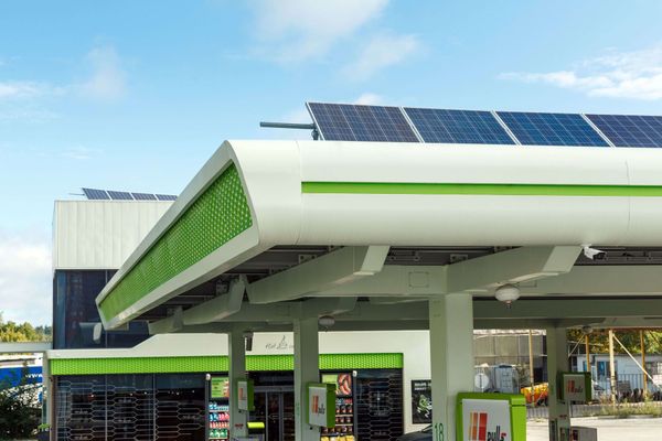 Сеть OKKO за год установила 50 солнечных электростанций на заправках