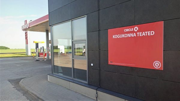 На заправках Circle K в Эстонии установили доски объявлений для местных малых предпринимателей