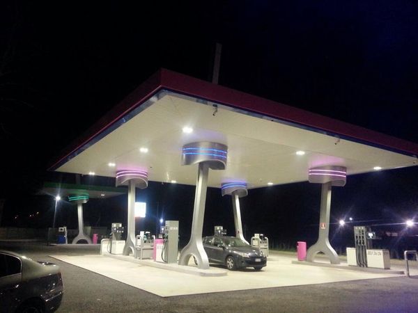 Поршень с шатуном: нестандартные колоны навеса на АЗС