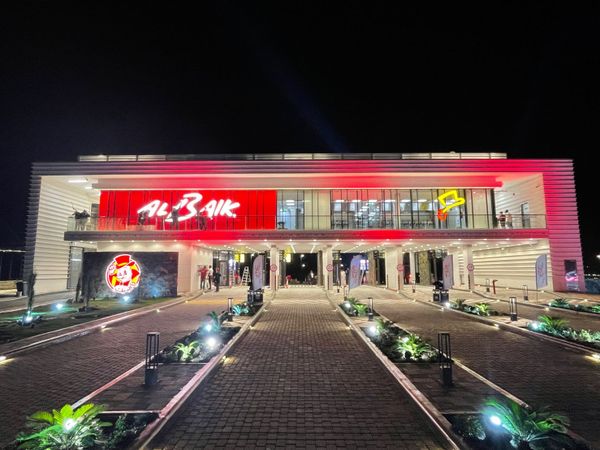 5 полос Drive-Thru и автоматические транспортеры – ресторан ALBAIK в Саудовской Аравии