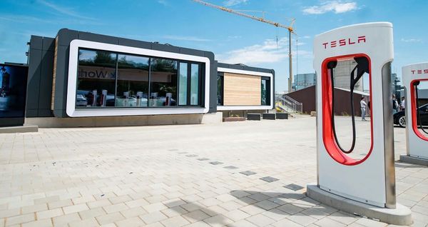 На зарядных станциях Tesla постепенно появятся современные лаунж-зоны