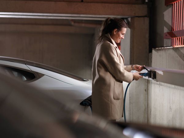 Более эффективная и надежная зарядка электромобилей с меньшим количеством зарядных устройств