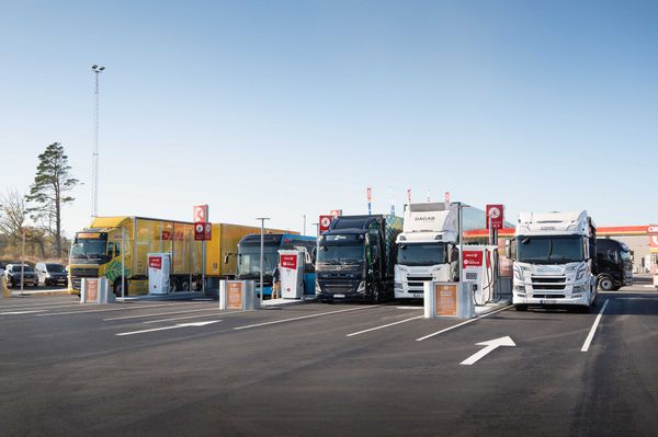 Веха в электрификации интенсивного движения – первая в Скандинавии общественная станция с быстрой зарядкой и водородом