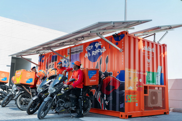 Смарт-боксы для курьеров на автозаправочных станциях Emarat