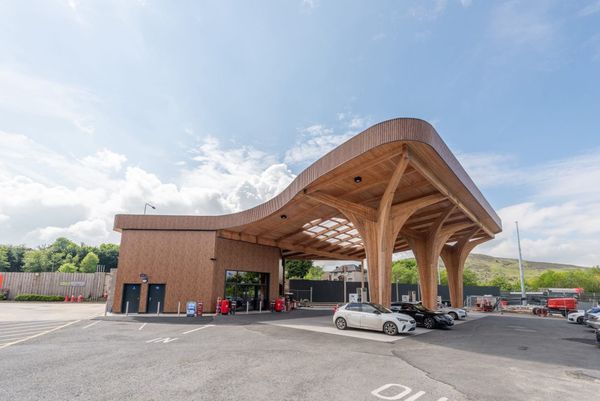 Деревянный навес на АЗС  Circle K в Великобритании