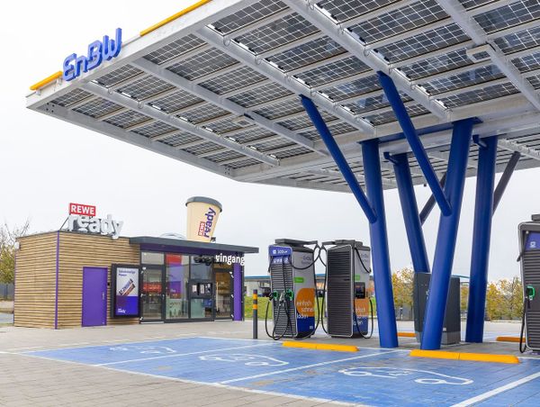 Lekkerland и EnBW открыли первый умный магазин на крупнейшем зарядном парке в Германии