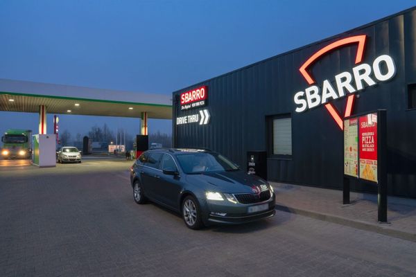 Как Sbarro на АЗС AMIC в Польше работает по правилам фастфуда