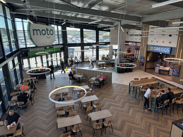 Новая сервисная станция Moto Hospitality в Великобритании: пример современного придорожного сервиса