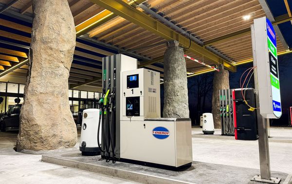 Доисторические камни стали колоннами навеса на АЗС в Нидерландах