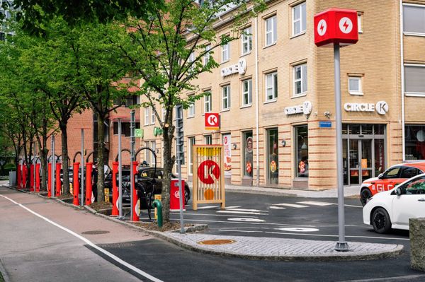 Новый формат городской зарядной станции Circle K
