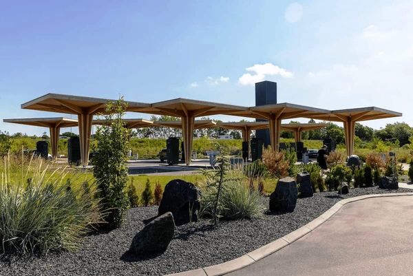 Ландшафтный дизайн на зарядной станции для электромобилей, как часть клиентского опыта