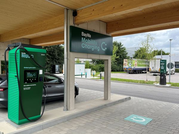 Автомат по продаже жидкости стеклоомывателя на зарядной станции для электромобилей в Германии