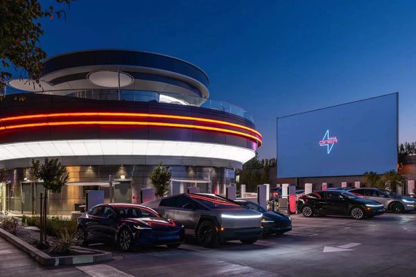 Tesla создает новые форматы мобильности через развлечения и сервис прямо из электромобиля