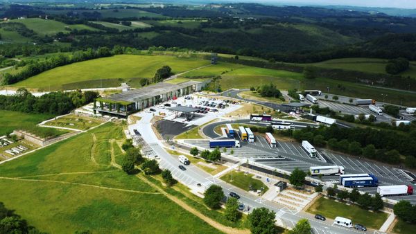 Придорожный комплекс во Франции с архитектурой, гармонично вписанной в ландшафт