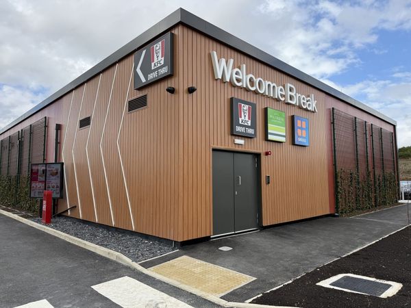 Вертикальное озеленение как приём в архитектуре трассового комплекса Welcome Break