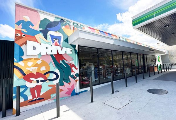 Сиднейская АЗС BP выделяется дизайном интерьера магазина в белых тонах